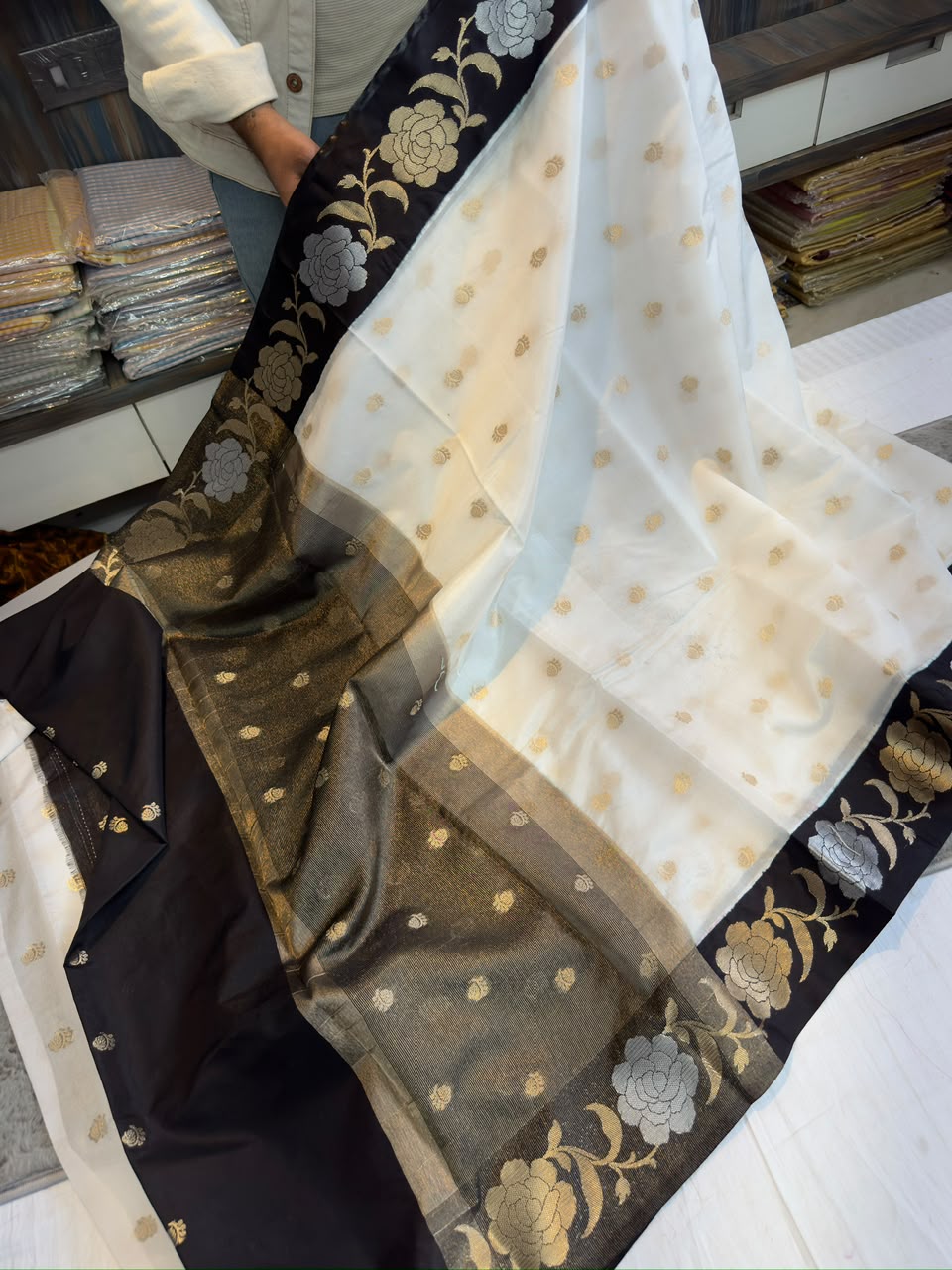 Banarasi Soft Silk Floral Weaving Border Saree